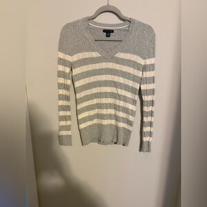 Tommy Hilfiger Women's V-Neck Sweater in Gray and White Y2K size medium